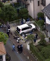 Tokyo man shot by bogus delivery men